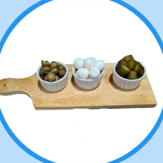 Tábua com azeitonas, ovos de codorna e pepino em conserva
