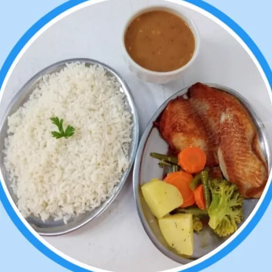 Filé de tilápia com arroz e legumes