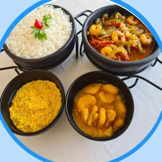 Moqueca de cação com camarão servida com arroz, pirão e farofa